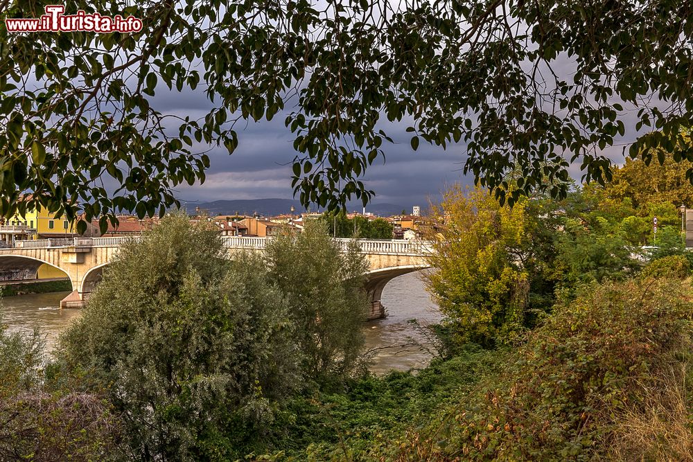 Immagine Ponte sul fiume Adige a Pescantina, provincia di Verona, Veneto. Siamo a circa 12 km dalla città di Verona.