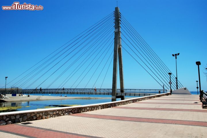 Immagine Ponte sul fiume con il Mar Mediterraneo sullo sfondo, Fuengirola, Spagna - © Arena Photo UK / Shutterstock.com