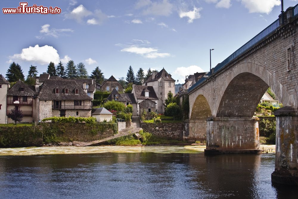 Immagine Ponte sul fiume Dordogna in Aquitania: in secondo piano le case di Argentat