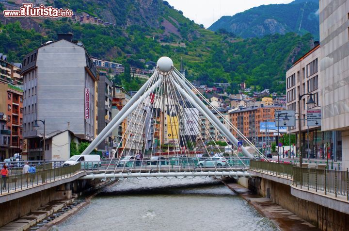 Immagine Ponte sul fiume Gran Valira a Andorra la Vella, Andorra. La bella architettura del ponte che attraversa il principale corso d'acqua di questo territorio - © Byelikova Oksana / Shutterstock.com
