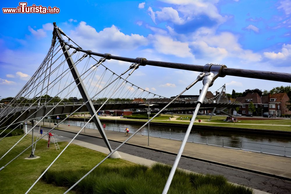 Immagine Ponte sul fiume Lei a Kortrijk, Belgio. Siamo nelle Fiandre Occidentali, nel Belgio fiammingo.