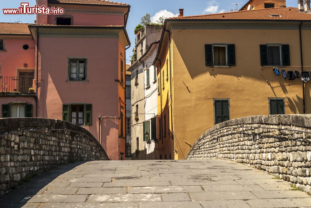 Immagine Ponte sul fiume Magra con case colorate nel centro storico di Pontremoli, Toscana.