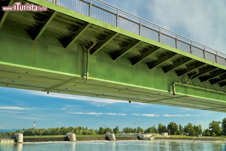 Immagine Ponte sul fiume Reno vicino a Neuf Brisach in Alsazia - © Thomas Klee / Shutterstock.com