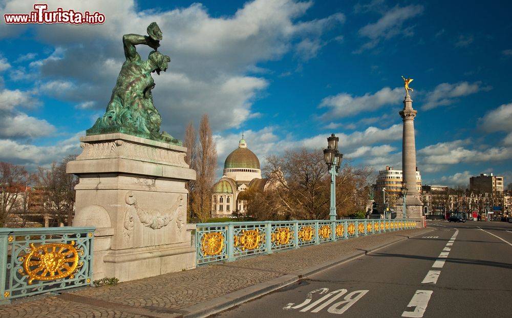 Immagine Il ponte sul fiume Mosa nella città di Liegi. Siamo in Vallonia, la regione francofona del Belgio - © Shutterstock.com