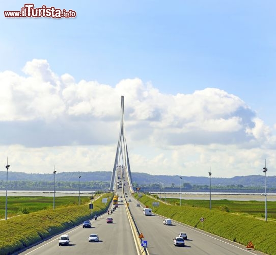 Immagine Ponte sulla Senna che collega le città di Le Havre a Honfleur - © Pecold / Shutterstock.com
