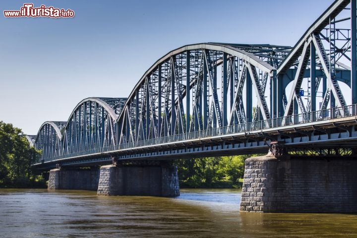 Immagine Ponte sulla Vistola a Torun, Polonia. La celebre infrastruttura in ferro che attraversa il fiume Vistola - © Curioso / Shutterstock.com