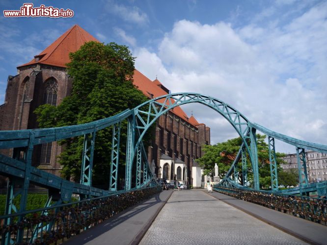 Immagine Il ponte Tumski a Wroclaw, Polonia -  La parte più antica della città polacca, nota come Ostrow Tumski, letteralmente l'isola della Cattedrale, è collegata a Breslavia da un ponte in ferro dalla bella architettura © luciezr / Shutterstock.com