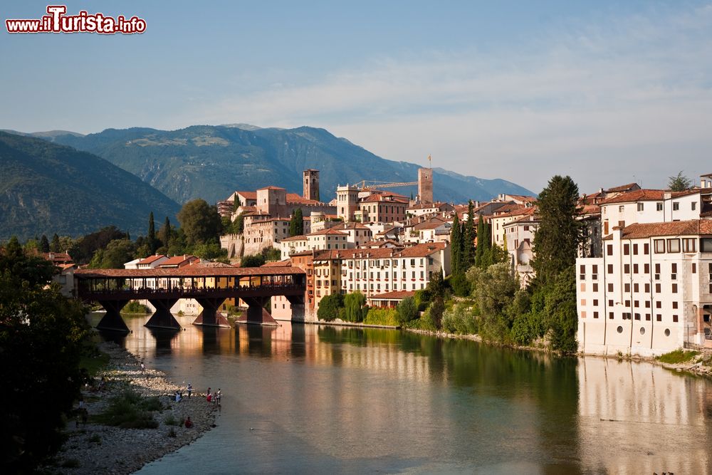 Immagine Il ponte vecchio a Bassano del Grappa sul fiume Brenta, Veneto. Fin dall'antichità costituiva la principale via di comunicazione fra Bassano e Vicenza.