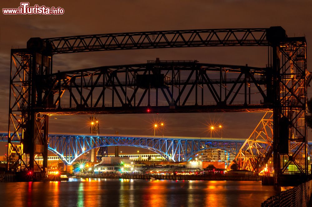 Immagine Ponti illuminati di sera sul fiume Cuyahoga nella città di Cleveland, Ohio, USA.