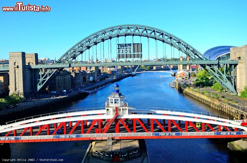 Immagine Ponti sul fiume Tyne a Newcastle upon Tyne, Inghilterra. Questa cittadina inglese situata nella contea di Tyne and Wear è celebre per i suoi ponti che attraversano il fiume Tyne lungo 118 chilometri - © Attila JANDI / Shutterstock.com