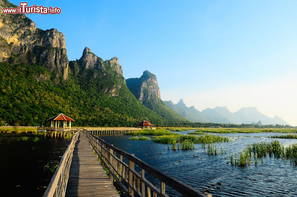 Immagine Un ponticello in legno sul lago nel parco nazionale di Sam Roi Yod, Prachuap Khiri Khan, Thailandia.