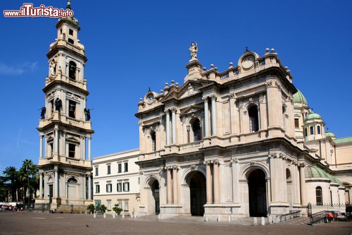 Immagine Santuario della Beata Vergine a Pompei, Campania - La sua storia è legata a quella del beato Bartolo Longo, suo fondatore, e della contessa Marianna de Fusco con la quale condivise una vita al servizio dei più bisognosi. Meta oggi di pellegrinaggi di fedeli, circa 4 milioni all'anno tanto da renderlo uno dei più visitati d'Italia, questo santuario fu costruito l'8 maggio 1876 e complettao nel 1901. A croce latina e inizialmente con una sola navata, questa cattedrale, sede anche della delegazione pontificia, fu ampliata nel corso degli anni'30 su progetto del Chiappetta con la creazione di altre due navate. E' sopravvissuto all'eruzione del Vesuvio del 1944 e all'avanzata delle truppe naziste che minacciarono di distruggerlo © onairda / Shutterstock.com