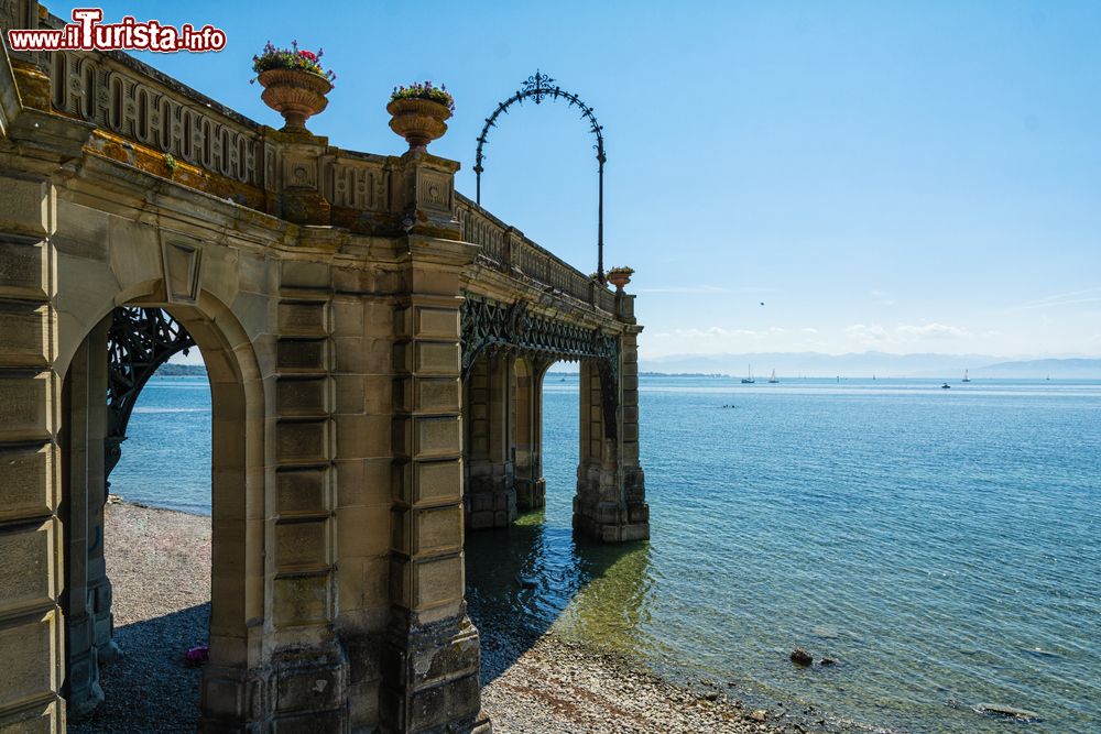 Immagine Il pontile di Friedrichshafen, sul Lago di Costanza, si trova accanto al castello e alla sua chiesa barocca.