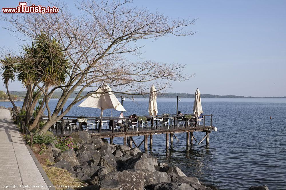 Immagine Pontile sul Lago di Bracciano a Trevignano Romano nel Lazio - © Angelo Giampiccolo / Shutterstock.com