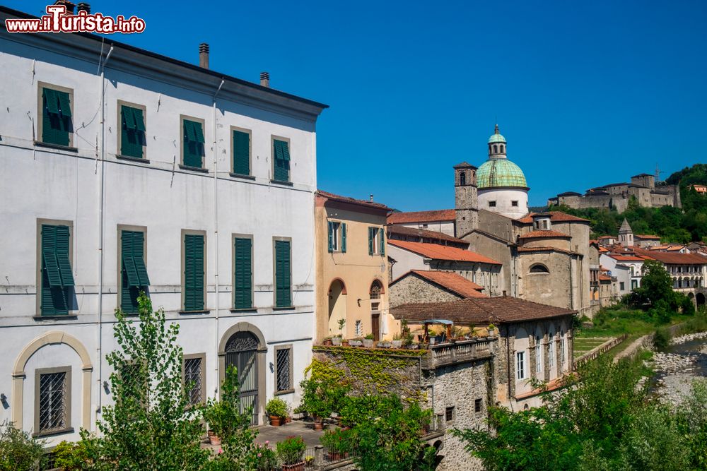 Immagine Pontremoli, Toscana: il centro con la cupola del duomo di Santa Maria del Popolo e il castello del Piagnaro sullo sfondo.