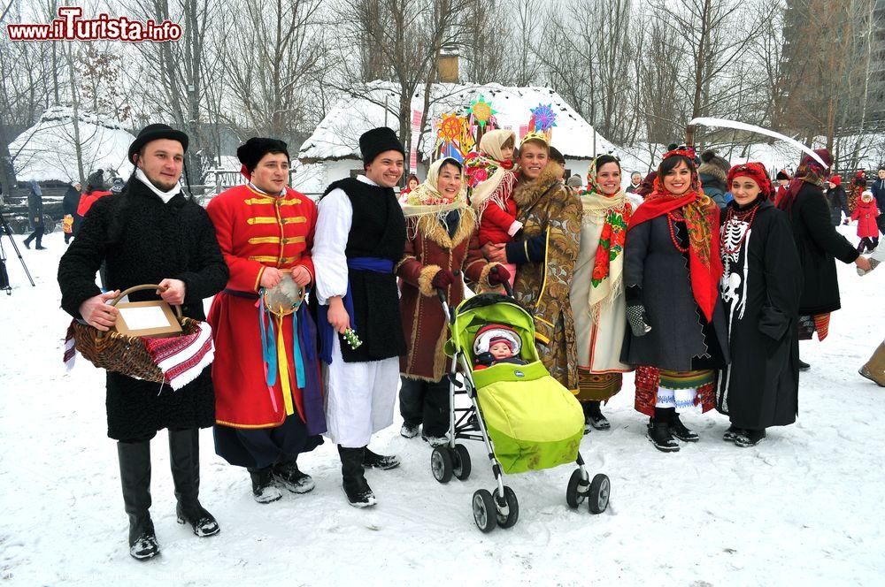 Immagine La popolazione ucraina festeggia il Natale nelle chiese ortodosse di Kiev. Siamo nel museo a cielo aperto "Mamaeva Sloboda" - © Mikheyev Viktor / Shutterstock.com