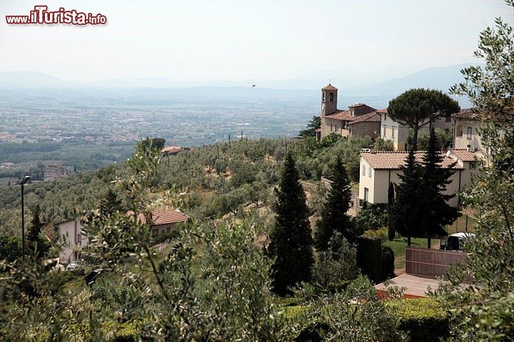 Immagine Porciano di Lamporecchio, chiesa con vista sulle colline