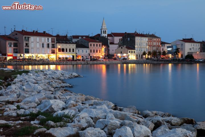 Immagine Porec by night, Croazia. Capitale croata del turismo, Porec attrae non solo per il mare e il sole ma anche per il suo centro storico con i musei e le gallerie. Passeggiando per le sue viuzze si cammina su strade costruite dagli antichi romani arricchite da tracce di altre grandi culture - © fokusgood / Shutterstock.com