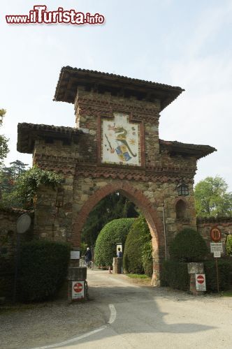 Immagine Porta d'accesso al borgo di Grazzano Visconti, Piacenza - Chiuso al traffico veicolare, al borgo piacentino si può accedere a piedi dopo aver parcheggiato in due ampie e apposite aree © m.bonotto / Shutterstock.com