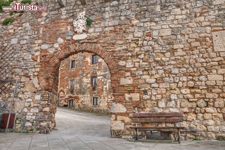 Immagine La porta d'accesso al borgo di Rosignano Marittimo, cittadina in provincia di Livorno (Toscana) a pochi chilometri dal mare.