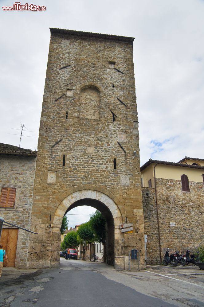 Immagine Porta Cannara a Bevagna, Umbria, Italia. E' una delle antiche porte d'ingresso alla città.