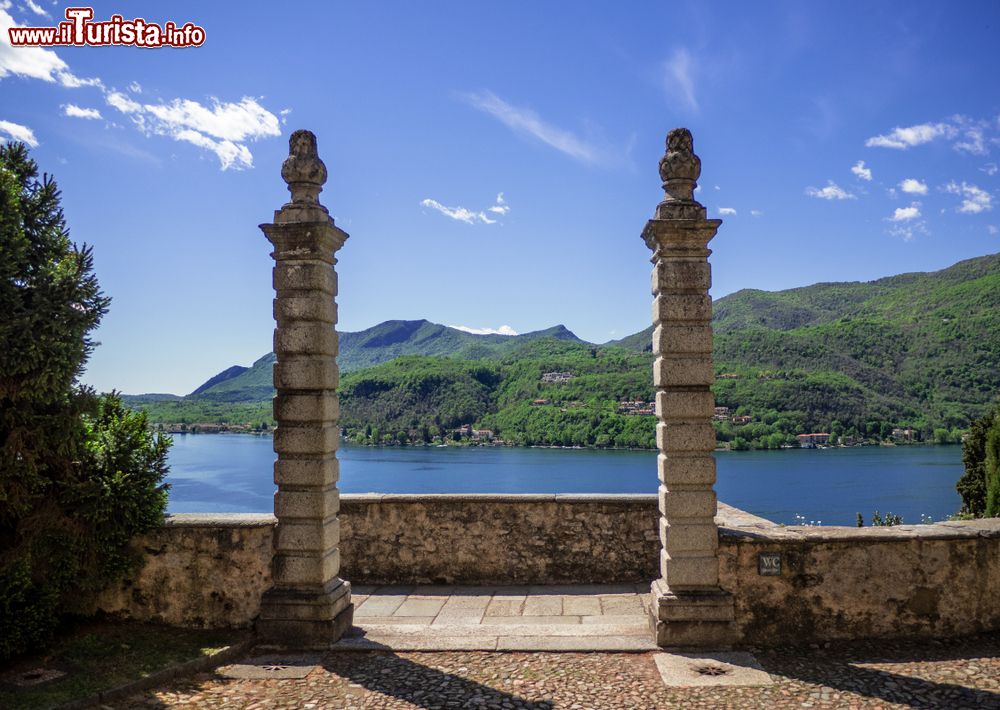 Immagine Porta d'accesso a una scalinata lungo il lago di Lugano a Morcote, Svizzera (Canton Ticino).