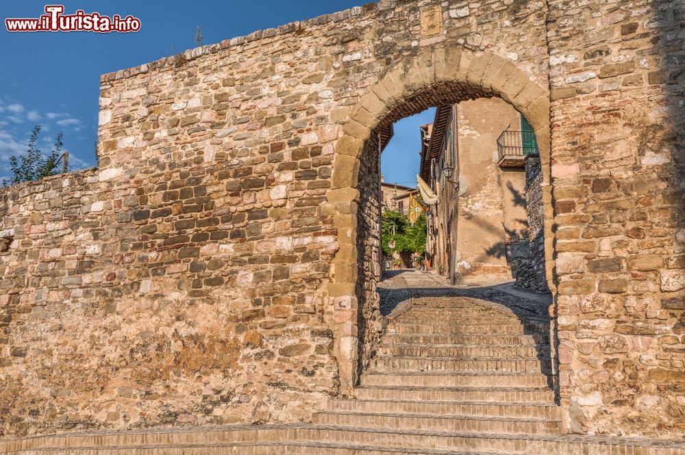 Immagine Porta d'accesso al villaggio medievale di Montefalco, provincia di Perugia: scorcio panoramico su una stretta stradina del centro storico.