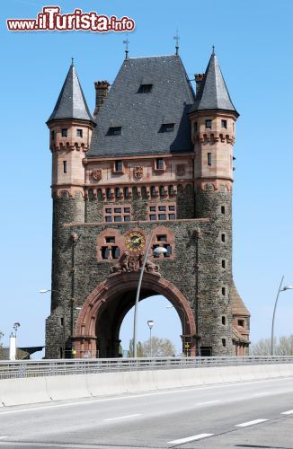 Immagine La monumentale porta d'accesso alla città di Worms in Germania, nota come Nibelungenturm, costruita nel 1900 sul ponte che attraversa il Reno - foto © Colman Lerner Gerardo / Shutterstock.com