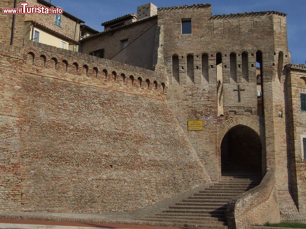 Immagine La Porta della Croce a Serra de Conti, borgo delle Marche - © Diego Baglieri - CC BY-SA 4.0, Wikipedia