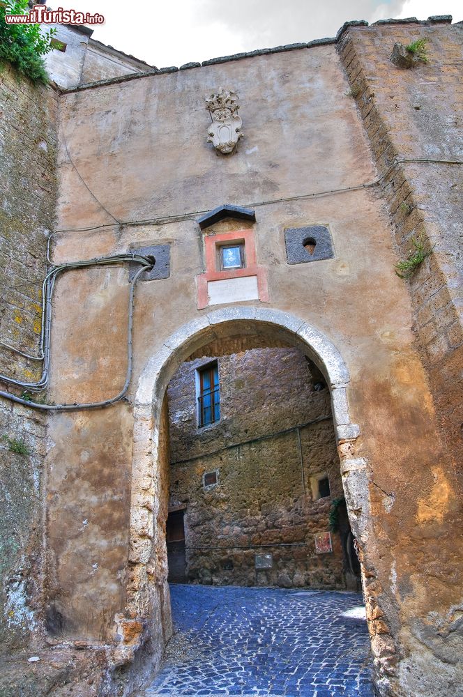 Immagine Porta di accesso al centro storico di Calcata, borgo arroccato sul tufo nel Lazio.