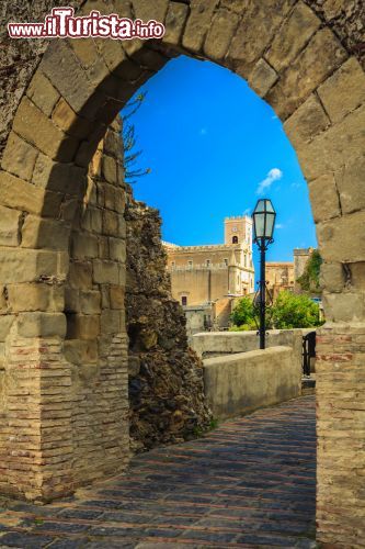 Immagine Porta di accesso al centro storico di Savoca - © Anna Lurye / Shutterstock.com