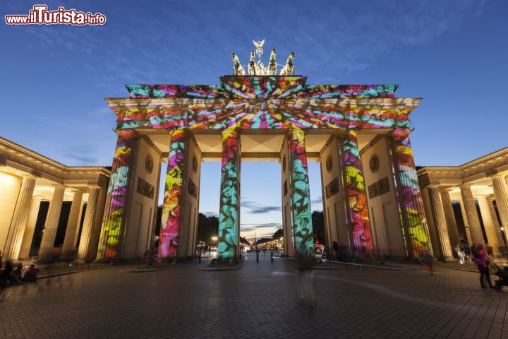 Immagine La porta di Brandeburgo illuminata durante il Festival delle Luci - © Tilo G / Shutterstock.com