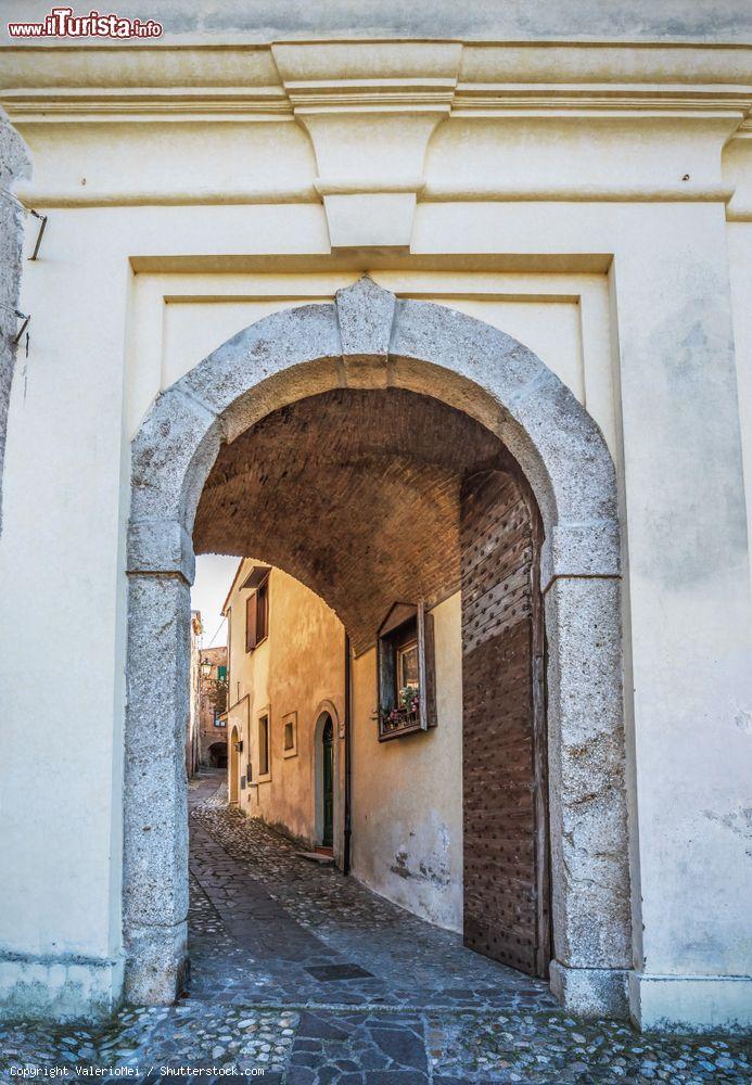 Immagine Porta di ingresso al borgo di Poggio Mirteto nel Lazio - © ValerioMei / Shutterstock.com