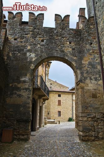Immagine Porta di ingresso al borgo di VIgoleno in Emilia Romagna - © Mi.Ti. / Shutterstock.com