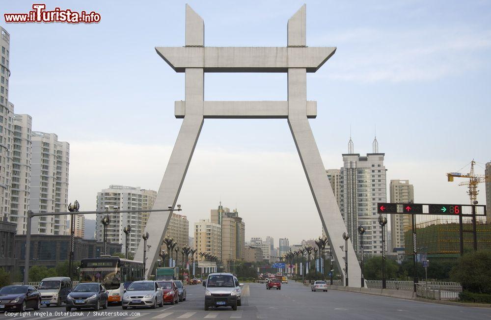 Immagine Porta di ingresso alla città di Xining in Cina - © Angela Ostafichuk / Shutterstock.com