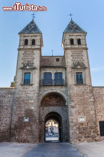 Immagine L'antica Porta di Bisagra conduce all'antico borgo di Toledo. Fu fondata in età araba ma solo con Carlo V venne ristrutturata così come oggi la vediamo. Ha evidentemente una funzione più ornamentale che difensivo-militare - © Marc Venema / Shutterstock.com