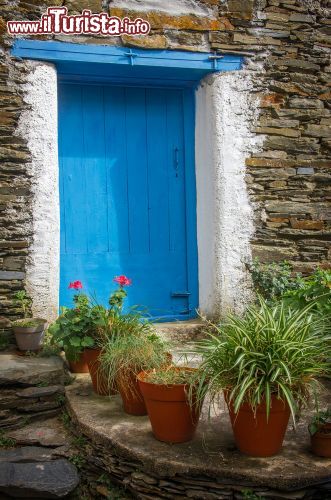 Immagine Porta di legno azzurra nel villaggio di Piodao, Portogallo - Legno tinteggiato di azzurro per questa porta d'ingresso ad un'abitazione del borgo rurale portoghese © Carlos Caetano / Shutterstock.com