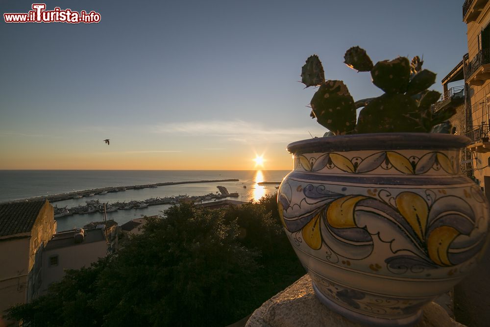 Immagine Porta di Mare al tramonto, Sciacca, Sicilia. Considerata una delle porte d'accesso più importanti della città siciliana, Porta di Mare permetteva il collegamento fra Marina e il centro.