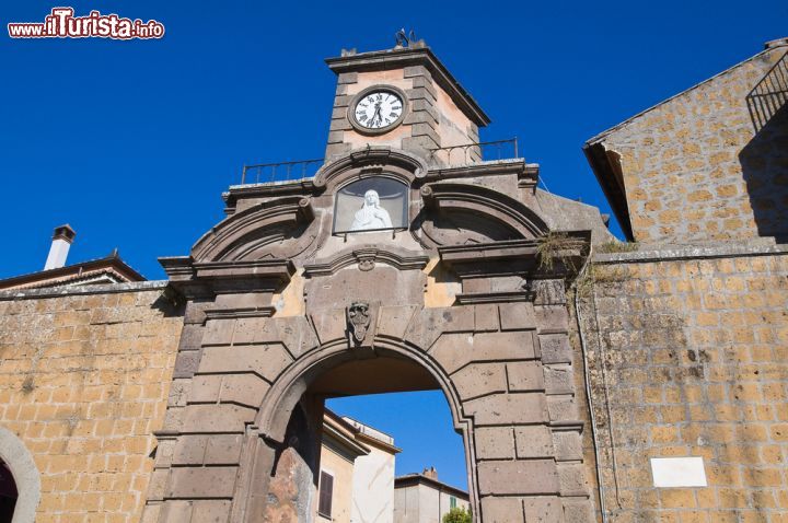 Immagine Porta di Poggio, uno dei punti di accesso al borgo di Tuscania nel Lazio  - © Mi.Ti. / Shutterstock.com