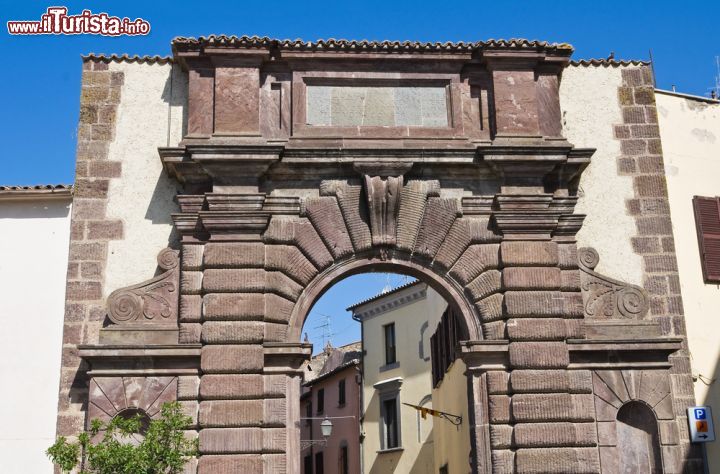 Immagine Porta di San Francesco a Bolsena, Italia. Risale al 1574 questa bella porta d'ingresso alla città di Bolsena: tutt'oggi ne rappresenta uno dei più importanti simboli monumentali - © Mi.Ti. / Shutterstock.com