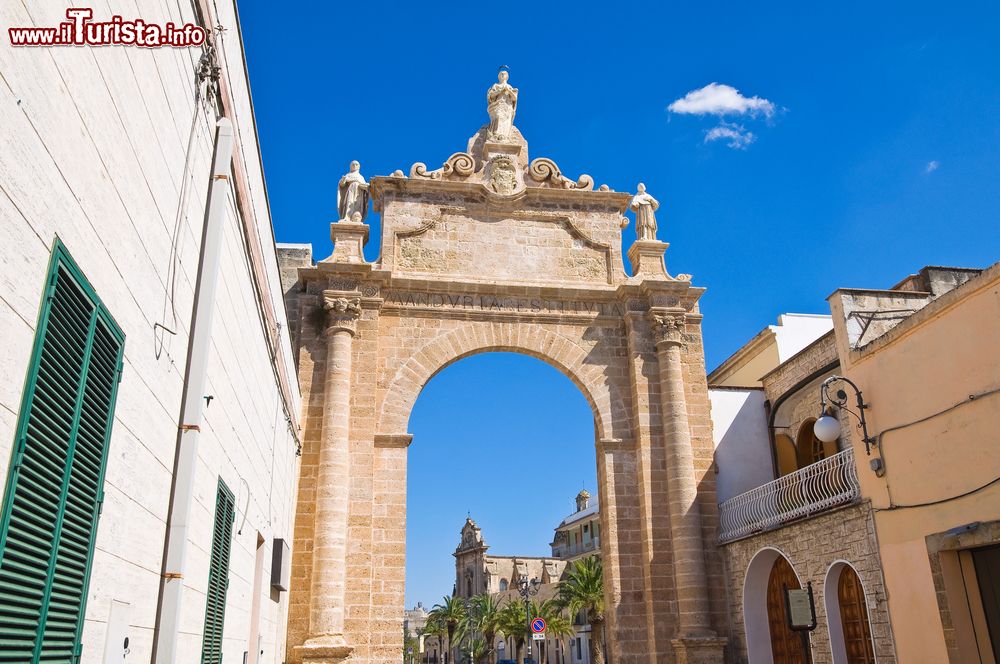 Immagine La Porta di Sant'Angelo a Manduria, Puglia, Italia. Eretto per motivi devozionali, quest'arco risale alla seconda metà del XVII° secolo.