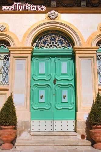 Immagine Porta di un palazzo nobiliare di Massafra, Puglia - Il bel portone d'ingresso di un antico palazzo signorile di Massafra decorato e intarsiato © Mi.Ti. / Shutterstock.com