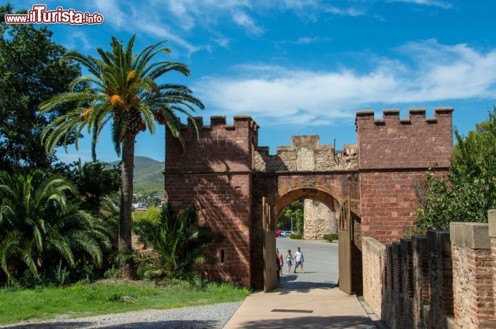 Immagine Porta d'ingresso al castello di Castelldefels vicino a Barcellona, Spagna - Testimonianza del passato, questo maniero rappresenta uno dei monumenti di interesse storico e artistico più importanti del paese della Catalogna. In questa immagine, la porta d'ingresso fra due torri merlate © Alberto Zamorano / Shutterstock.com