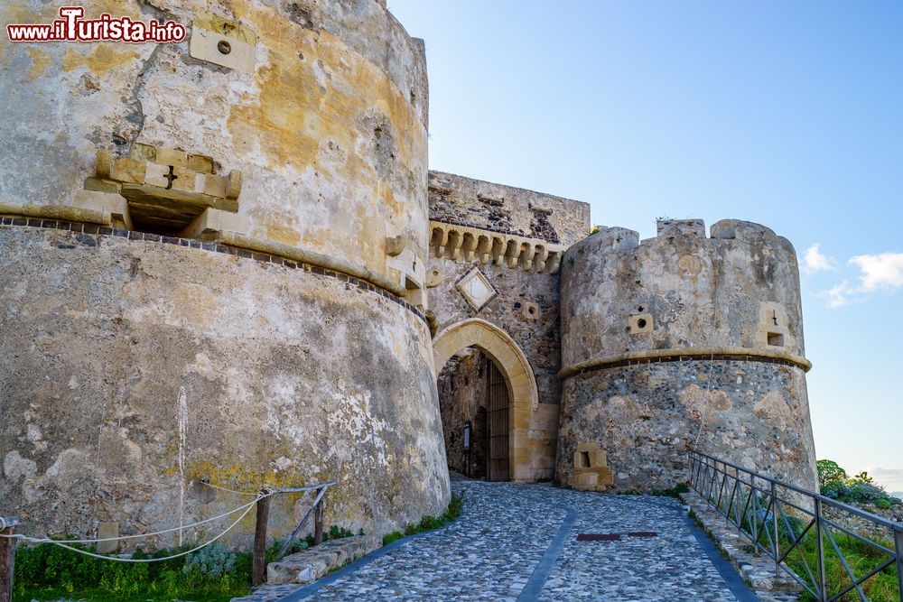 Immagine Porta d'ingresso al castello di Milazzo, Sicilia. Situato nel punto più elevato della città, il castello di Federico II° è racchiuso nella cinta aragonese a torrioni circolari del XV° secolo.