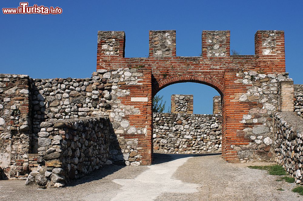 Immagine Porta d'ingresso nelle mura di Lonato del Garda, Lombardia, Italia. In tre dei torrioni che caratterizzano le mura si aprono delle porte ad arco.