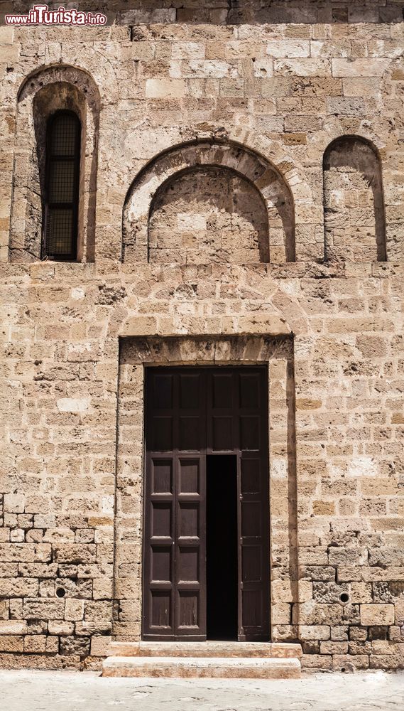 Immagine Porta e finestre ad arco nella cattedrale di San Cataldo a Taranto, Puglia. Particolari dell'architettura che impreziosisce l'esterno dell'edificio religioso intitolato a San Cataldo vescovo.