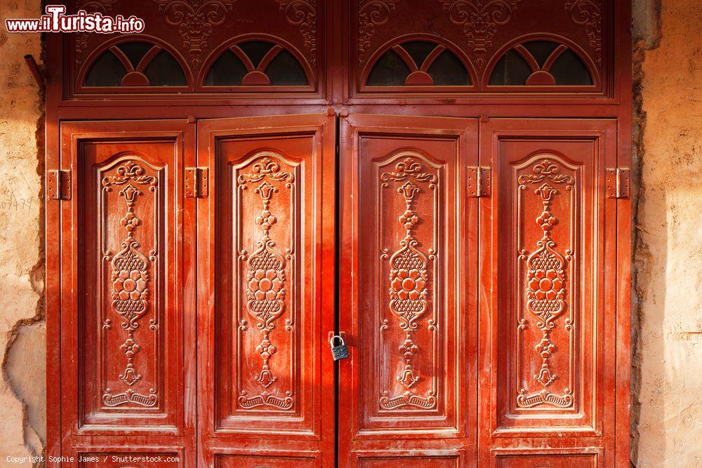Immagine Porta in legno nel centro di Kashgar sulla VIa della Seta in Cina - © Sophie James / Shutterstock.com