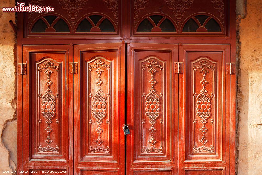 Immagine Porta in legno nel centro di Kashgar sulla VIa della Seta in Cina - © Sophie James / Shutterstock.com