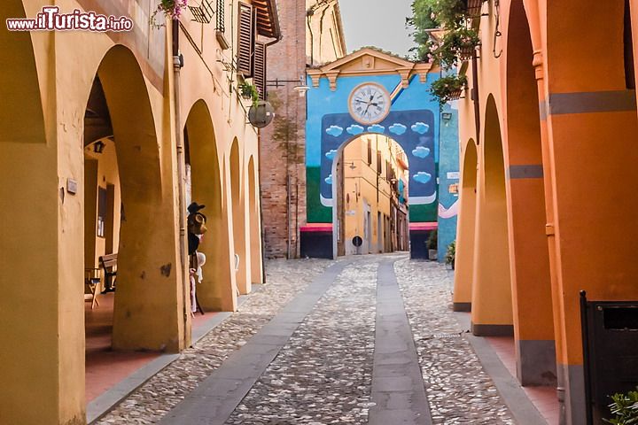 Immagine La porta d'ingresso, abbellita con un murales a tema naturistico, che conduce alla scoperta del cuore più vero di questo borgo. Se Dozza ospita ogni due anni artisti del wall painting, il più recente agglomerato di Toscanella sta assumendo importanza per il writing, ovvero il graffitismo, che si svilupa lungo la direttrice della via Emilia - © GoneWithTheWind / Shutterstock.com