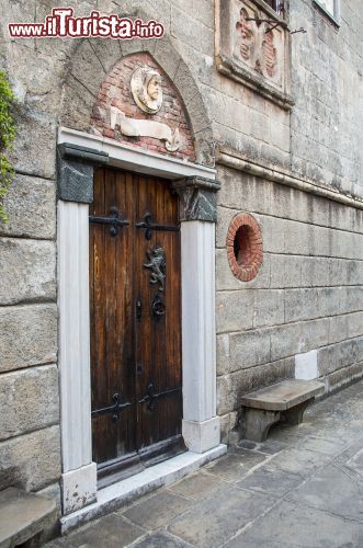 Immagine Porta medievale all'interno del borgo di Framura in Liguria - © Mikhail Varentsov / Shutterstock.com